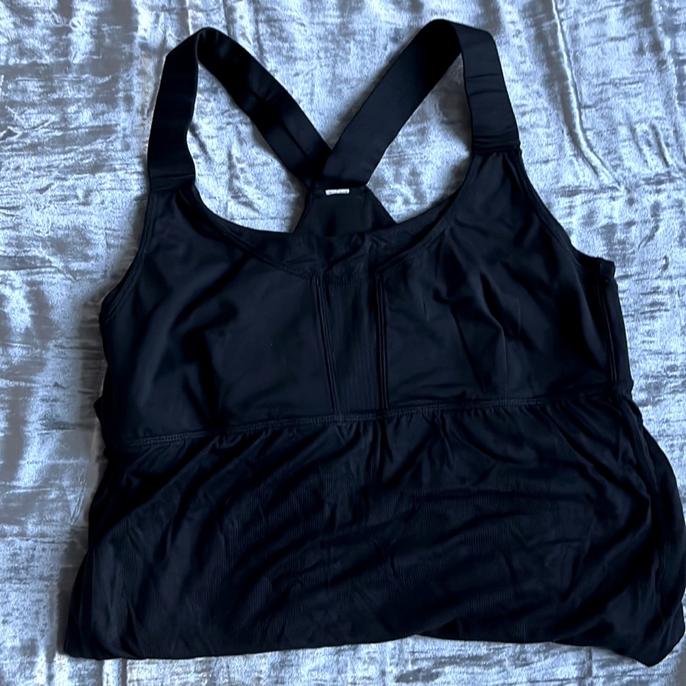 LULUEMON BLACK TOP SIZE 6